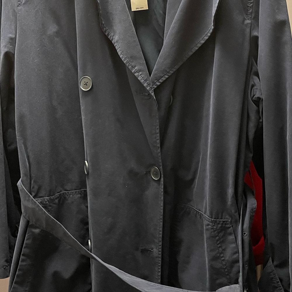 Women’s Double Breasted Trench  Coat.
Deep pockets. Belted.